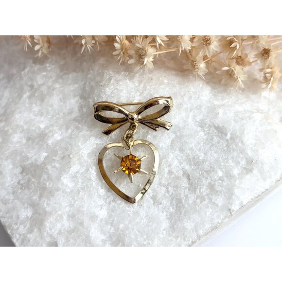Gold Toned Matte Ribboned Bow Heart Shaped Orange Rhinestoned Brooch - Picture 9 of 9